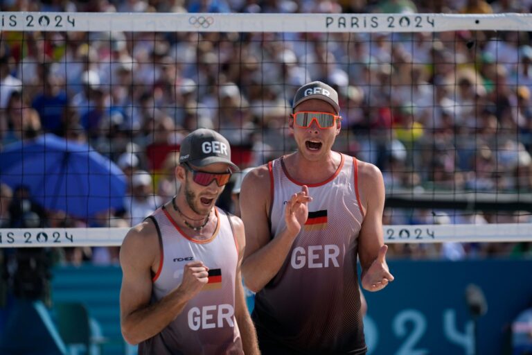 Das Duo Clemens Wickler (l) und Nils Ehlers will eine Medaille holen.