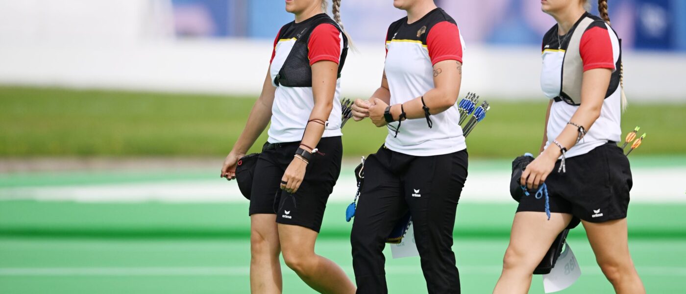 Bogenschützin Katharina Bauer (l.) freute sich im olympischen Dorf über eine Begegnung mit Tennis-Star Rafael Nadal.