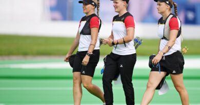 Bogenschützin Katharina Bauer (l.) freute sich im olympischen Dorf über eine Begegnung mit Tennis-Star Rafael Nadal.