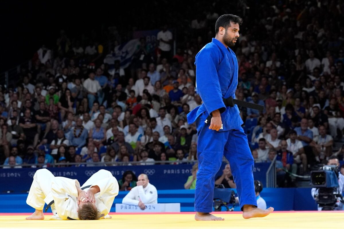 Tief enttäuscht nach seinem frühen Aus: Der deutsche Judoka Timo Cavelius (l.).