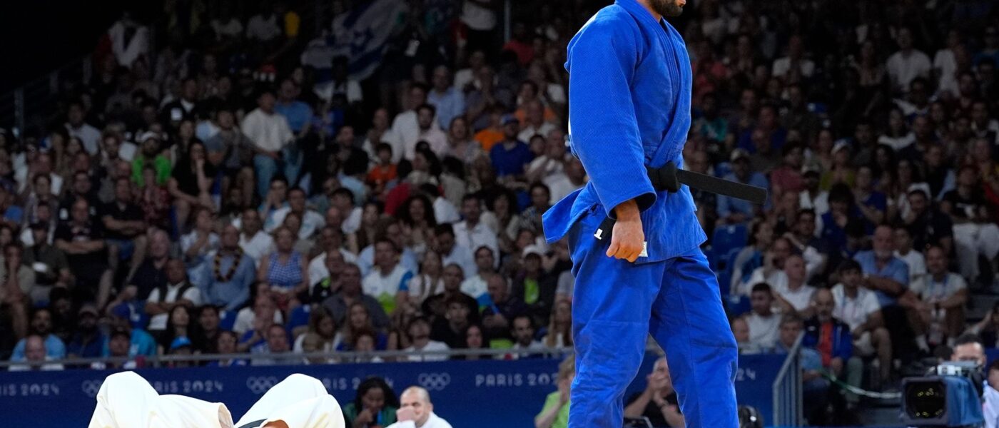 Tief enttäuscht nach seinem frühen Aus: Der deutsche Judoka Timo Cavelius (l.).