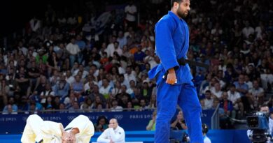 Tief enttäuscht nach seinem frühen Aus: Der deutsche Judoka Timo Cavelius (l.).