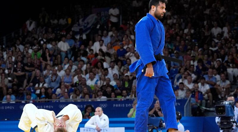 Tief enttäuscht nach seinem frühen Aus: Der deutsche Judoka Timo Cavelius (l.).