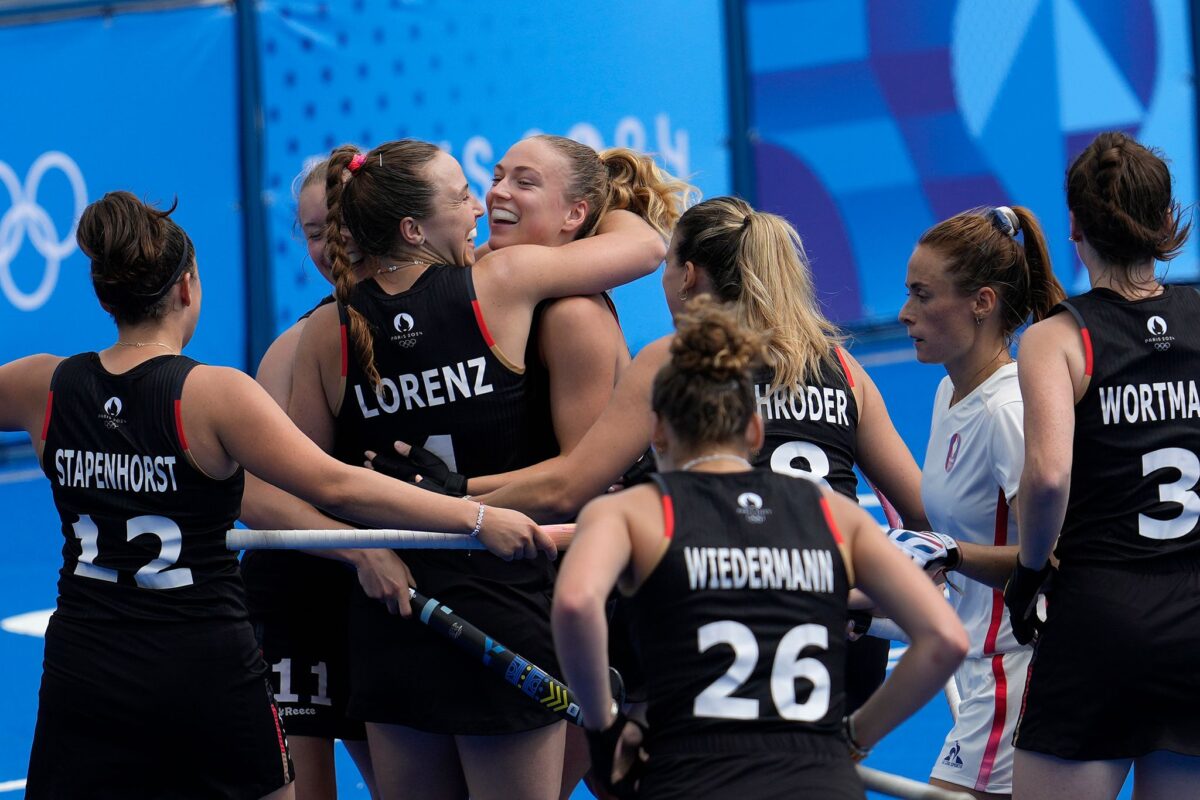 Deutschlands Hockey-Frauen siegen gegen den Olympia-Gastgeber.