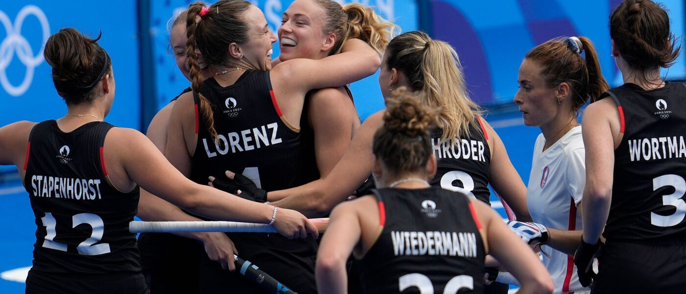 Deutschlands Hockey-Frauen siegen gegen den Olympia-Gastgeber.