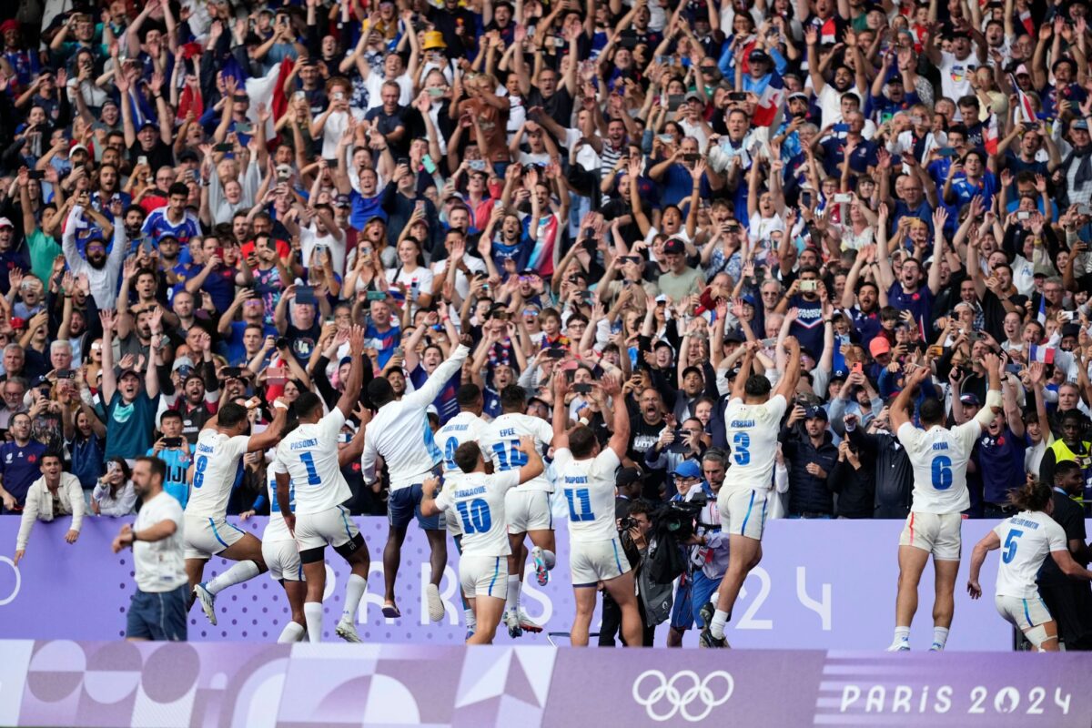 Frankreichs Rugby-Spieler feiern mit ihren Fans die Goldmedaille.