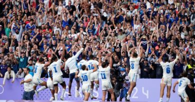 Frankreichs Rugby-Spieler feiern mit ihren Fans die Goldmedaille.