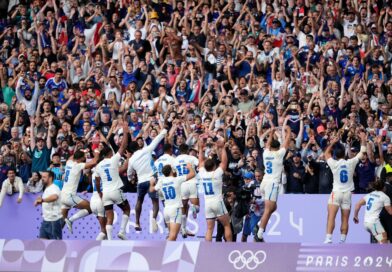 Frankreichs Rugby-Spieler feiern mit ihren Fans die Goldmedaille.