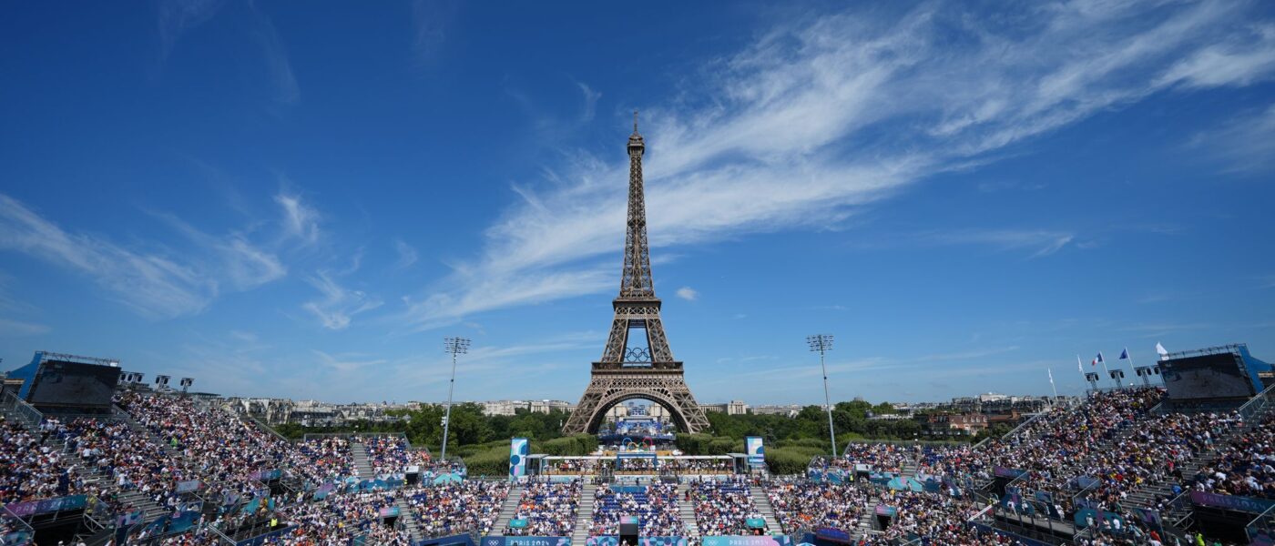 In Paris wird vor der beeindruckenden Kulisse des Eiffelturms Beach-Volleyball gespielt.