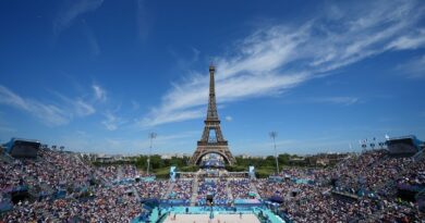 In Paris wird vor der beeindruckenden Kulisse des Eiffelturms Beach-Volleyball gespielt.