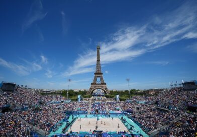 In Paris wird vor der beeindruckenden Kulisse des Eiffelturms Beach-Volleyball gespielt.