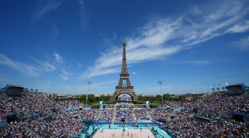 In Paris wird vor der beeindruckenden Kulisse des Eiffelturms Beach-Volleyball gespielt.