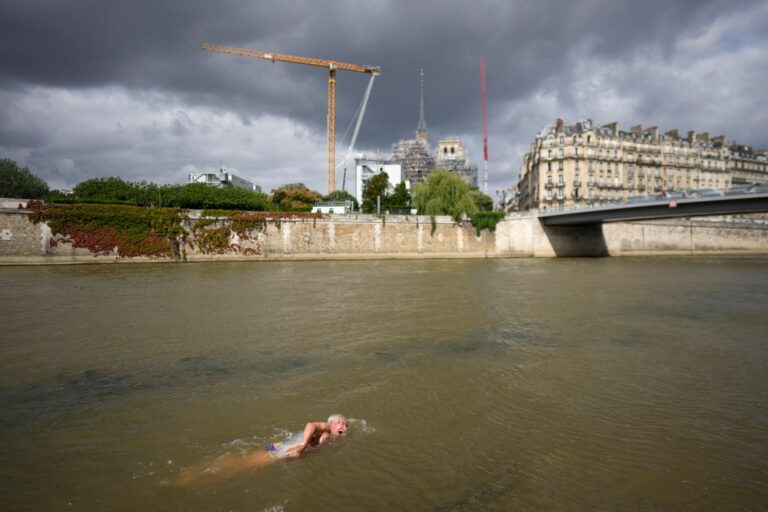 Die Freiwasserschwimmer sollen in der Seine ihre Olympiasieger ermitteln.