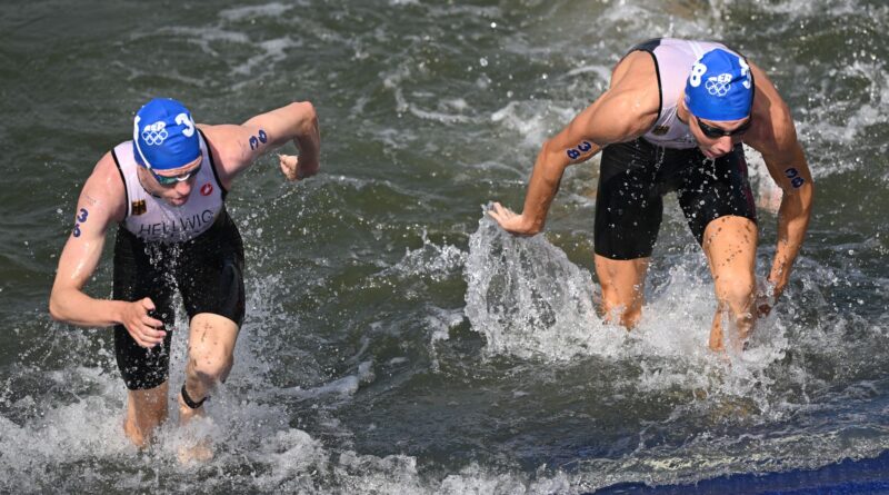 Tim Hellwig und Jonas Schomburg steigen aus der trüben Seine.