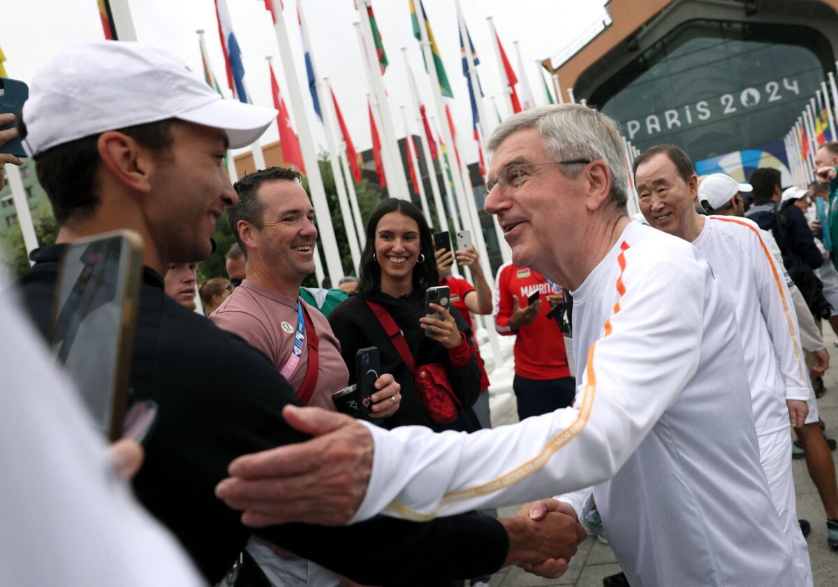 Thomas Bach (r.) besuchte am Freitagvormittag das Olympische Dorf in Paris.