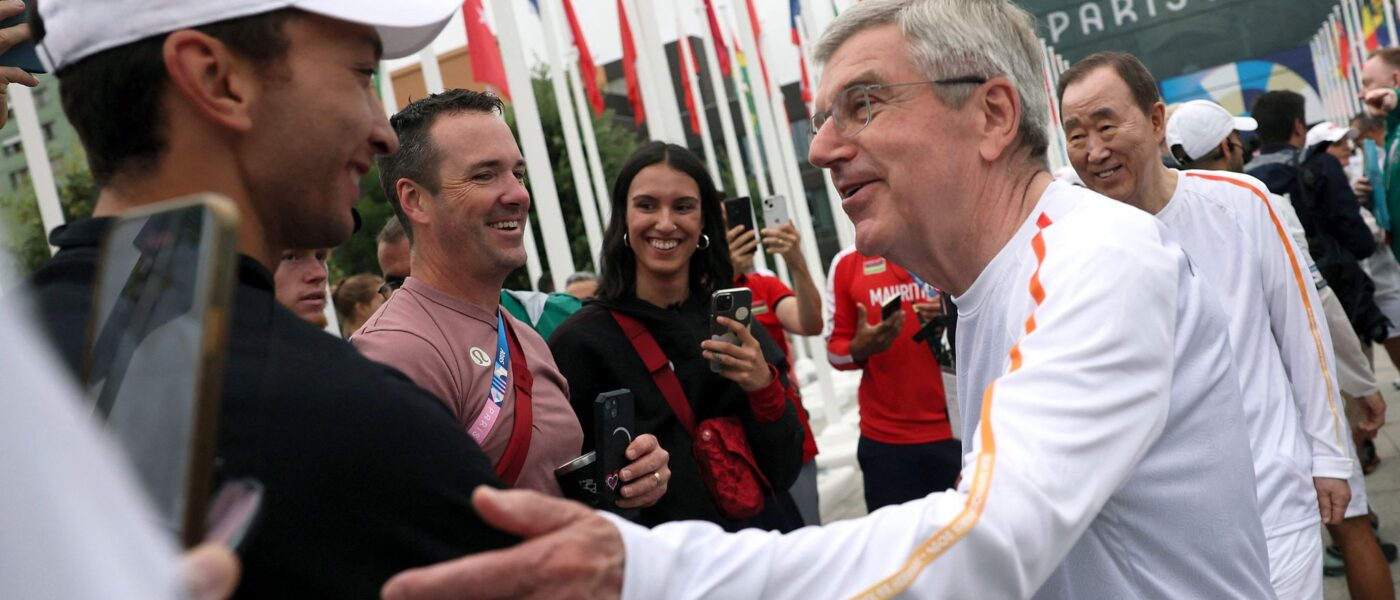 Thomas Bach (r.) besuchte am Freitagvormittag das Olympische Dorf in Paris.