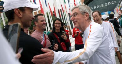 Thomas Bach (r.) besuchte am Freitagvormittag das Olympische Dorf in Paris.