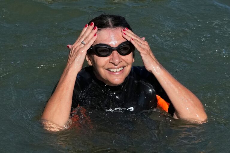 Die Pariser Bürgermeisterin Anne Hidalgo ist in das Wasser der Seine eingetaucht.