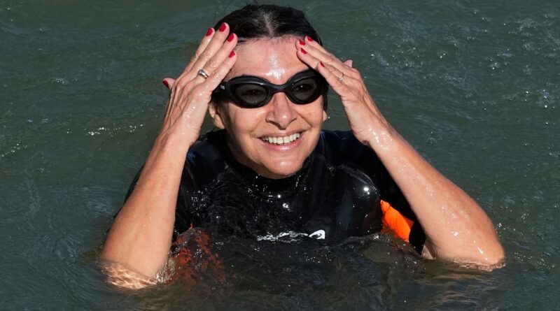 Die Pariser Bürgermeisterin Anne Hidalgo ist in das Wasser der Seine eingetaucht.