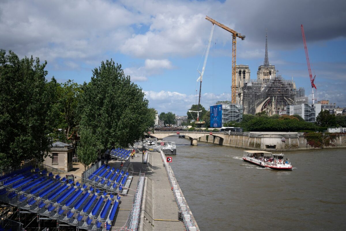 Noch ist die Wasserqualität der Seine für olympische Schwimmwettkämpfe nicht durchgängig ausreichend (Archivbild).