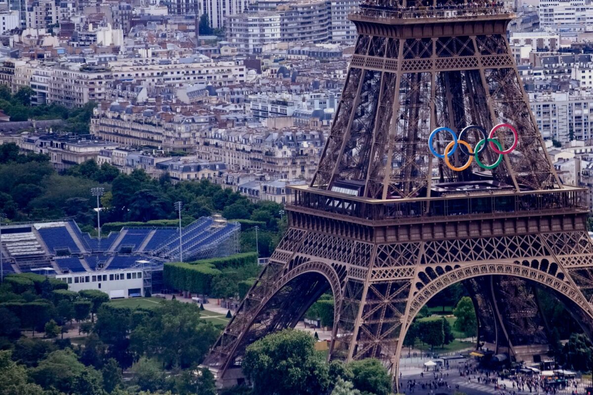 Am Eiffelturm wird bei Olympia Beach-Volleyball gespielt