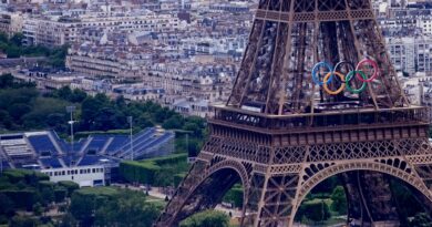 Am Eiffelturm wird bei Olympia Beach-Volleyball gespielt