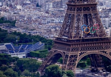 Am Eiffelturm wird bei Olympia Beach-Volleyball gespielt