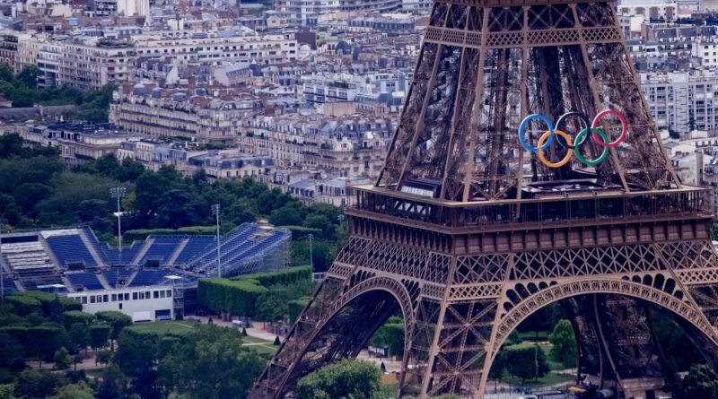 Am Eiffelturm wird bei Olympia Beach-Volleyball gespielt