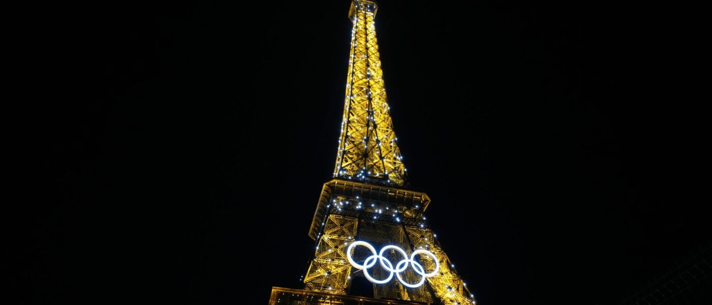 Paris möchte die am Eiffelturm montierten olympischen Ringe dauerhaft in der Stadt behalten (Archivbild).