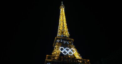 Paris möchte die am Eiffelturm montierten olympischen Ringe dauerhaft in der Stadt behalten (Archivbild).