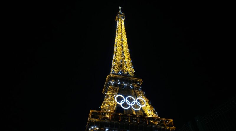 Paris möchte die am Eiffelturm montierten olympischen Ringe dauerhaft in der Stadt behalten (Archivbild).