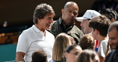 Schauspieler Tom Cruise beim Turnen auf der Tribüne.