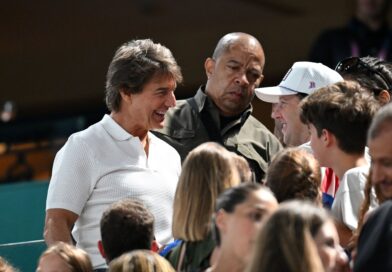 Schauspieler Tom Cruise beim Turnen auf der Tribüne.