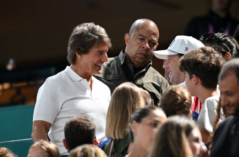 Schauspieler Tom Cruise beim Turnen auf der Tribüne.