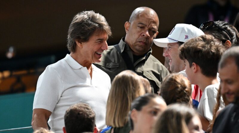 Schauspieler Tom Cruise beim Turnen auf der Tribüne.