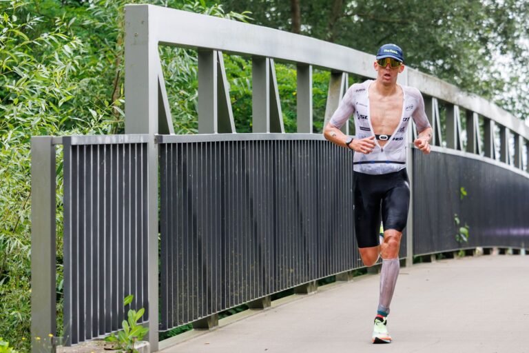 Triathlet Magnus Ditlev holt sich den Sieg in Roth.