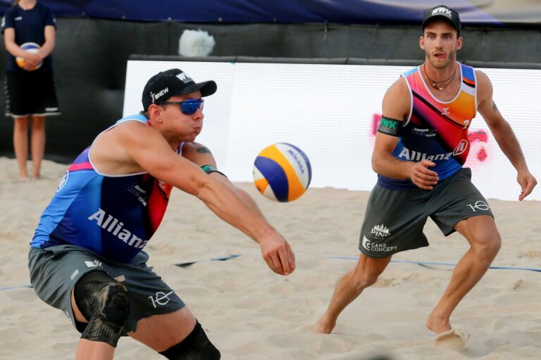 Die Hamburger Nils Ehlers (l) und Clemens Wickler werden in Wien beim letzten Elite-Turnier vor den Olympischen Spielen in Paris Vierte.