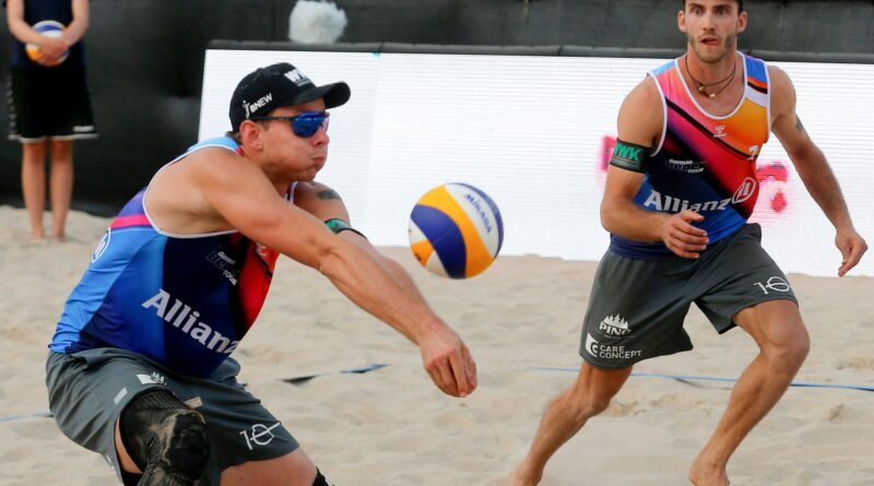 Die Hamburger Nils Ehlers (l) und Clemens Wickler werden in Wien beim letzten Elite-Turnier vor den Olympischen Spielen in Paris Vierte.