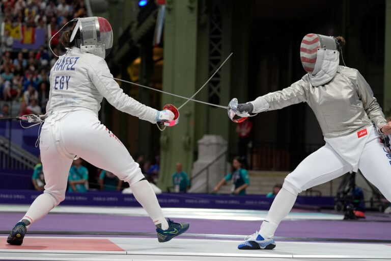 Nada Hafez (l) bei ihrem Sieg in der ersten Runde.