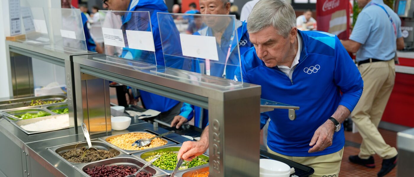 IOC-Präsident Thomas Bach (r) testete auch das Essen im olympischen Dorf.