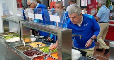 IOC-Präsident Thomas Bach (r) testete auch das Essen im olympischen Dorf.