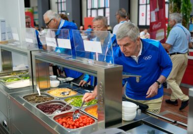 IOC-Präsident Thomas Bach (r) testete auch das Essen im olympischen Dorf.