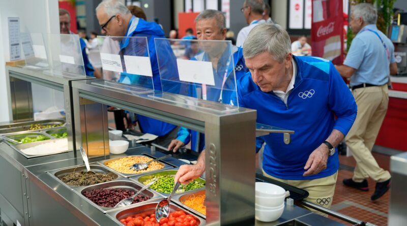 IOC-Präsident Thomas Bach (r) testete auch das Essen im olympischen Dorf.