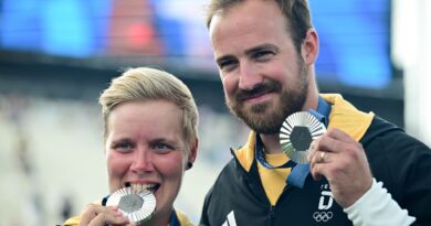 Michelle Kroppen und Florian Unruh jubeln über die erste deutsche Olympia-Medaille im Mixed.