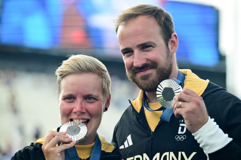 Michelle Kroppen und Florian Unruh jubeln über die erste deutsche Olympia-Medaille im Mixed.