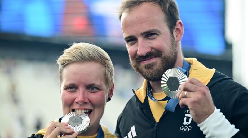 Michelle Kroppen und Florian Unruh jubeln über die erste deutsche Olympia-Medaille im Mixed.