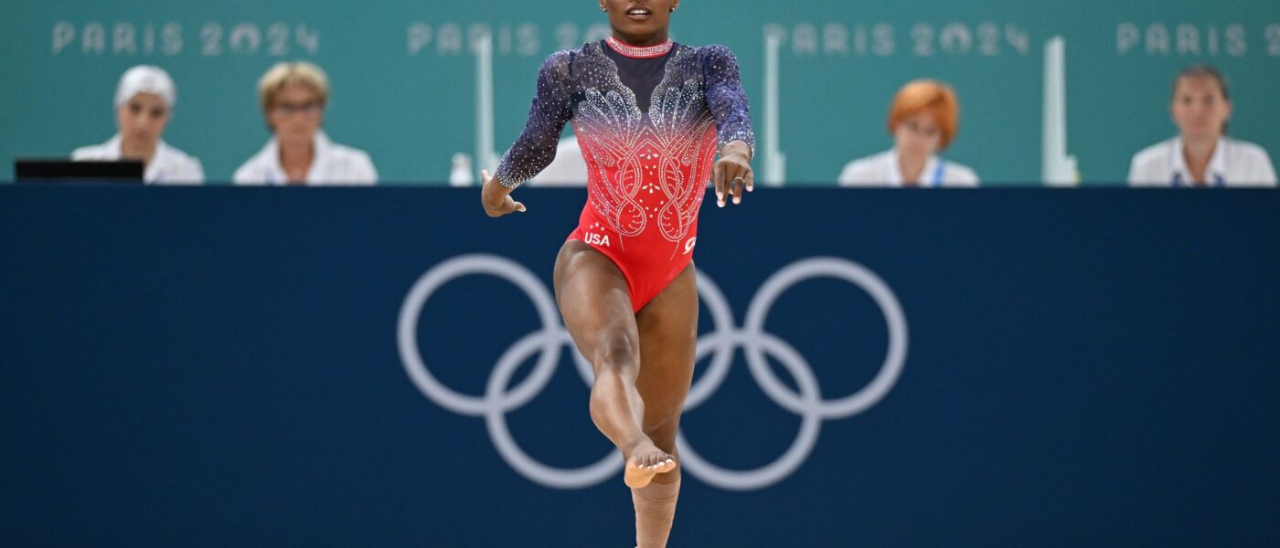 Simone Biles turnt am Boden.