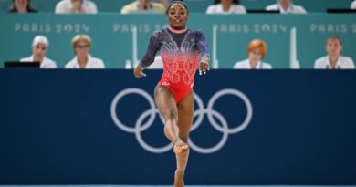 Simone Biles turnt am Boden.