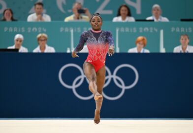 Simone Biles turnt am Boden.