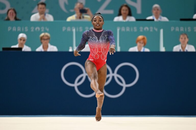 Simone Biles turnt am Boden.